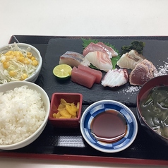 新鮮な魚や様々な定食をご用意しております。