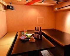 畳の椅子と京都の大きなテーブルが配された和風個室で、ゆったりとお寛ぎください。壁や天井には帯がアクセントとなり、心安らぐ空間を演出。お子様連れのお客様も安心してお過ごしいただけます。1時間1部屋1500円(税込)でご利用可能です。