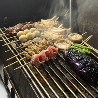香ばしく焼き上げる自慢の炭火焼き鳥！