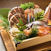 魚介類は鮮度を活かして。炉端の良さは鮮度にあります。お酒のつまみや定番の酒のあてなど旨い魚でお酒をお愉しみ頂けます！当店は鮮度を大切にしています。丁寧に調理した刺身や逸品はどれも絶品！自家製『ホタテの一夜干し』は日本酒と！思わず白ワインがほしくなる『サザエのガーリックバター焼き』などもございます。