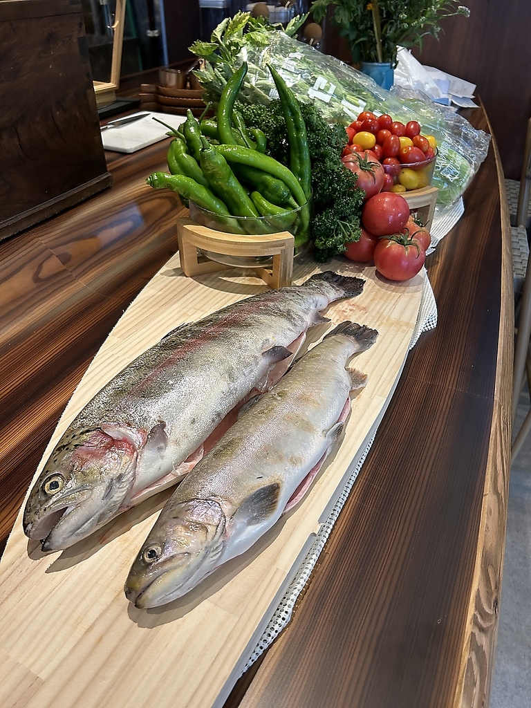 八ヶ岳湧水鱒・甲州ワイン鱒をはじめとする川魚を刺身提供
