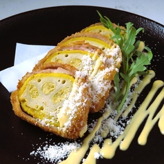 豚バラで巻いた“辛子レンコン”のカツレツ　マスタードのソース