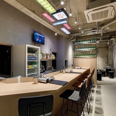 お仕事帰りのサク飲みや、大切な方としっぽり語り合いたい夜にぴったりです。目の前で漂う鶏白湯の香りを楽しみながら、ライブ感あふれるひとときをお過ごしください。