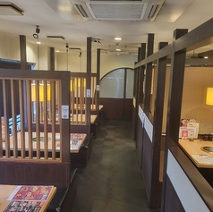 最大40名様が入れるテーブル席がございます。ドリンクバーコーナーも近くて人気のあるお席です。宴会などの集まりに最適。4名×4席、6名×4席、計40名