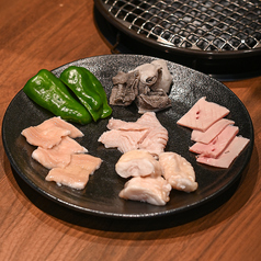 何度でも注文したくなる絶品ホルモン類（当店のホルモンはすべて国産です。）の写真