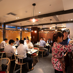 寿司と肴 ぴん酒場 横浜西口店の雰囲気3