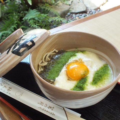 苔寺・鈴虫寺から徒歩3分。京都伝統の味、名物とろろそば苔の月をぜひご賞味ください