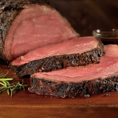 ボリューム満点の肉厚ステーキの写真