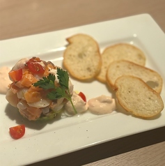 北海道産ホタテとサーモン、アボカドのタルタル仕立て　酒盗クリームチーズソース