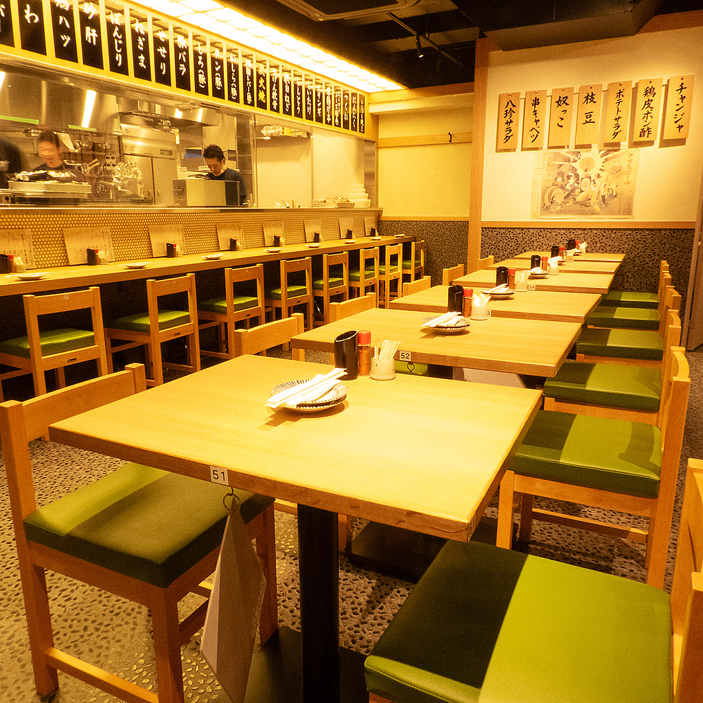 広々とした店内は2名様～10名様までまとまって座れる席もご用意しております！