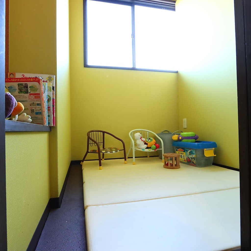 当店ではキッズルームを完備しております。小さなお子様連れのお客様もお気軽にご利用くださいませ★