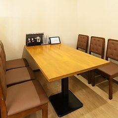 6名様用の個室は、周りを気にせずにゆっくりとお寛ぎいただける空間です♪プライバシーが守られたこの場所で、大切な人との特別な時間をお楽しみいただけます。落ち着いた雰囲気の中で、心温まるひとときをお過ごしください★