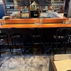 お1人様でしっぽり飲みたい方はカウンター席へご案内◎ほどよい灯の店内が抜群な雰囲気を演出してくれます。その他個室席も完備しております！デートや女子会にも。