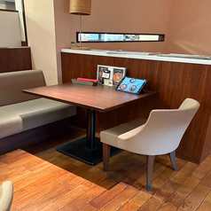 【2名様・ソファー席】プライベートなシーンに最適◎座り心地の良いソファー席とゆったり座れる椅子をご用意しております。落ち着いた雰囲気の内装や照明、温かみのある木材を基調とした床やテーブルは、お洒落な雰囲気とゆったりとお寛ぎいただける空間を演出♪友人とのお食事やデートにピッタリのお席となっております。