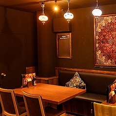 【2名テーブル席】デートや記念日、気軽なお食事にも使えるテーブル席。カラフルで独特な雰囲気がありながら、どこか落ち着きを感じる店内をゆっくりお楽しみください。