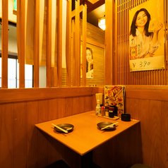 提灯がお店の雰囲気を盛り上げる♪雰囲気抜群の店内です♪デートや女子会でもお気軽にご利用くださいませ!