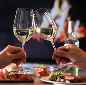 【お料理に合わせたワインなど種類豊富なドリンクメニュー】世界各国のワインをお楽しみいただけます。料理に合う味わいを厳選しており、スタッフからおすすめのご提案も可能◎そのほか、ビールやハイボール、サワーなども幅広くご用意しました。アルコールだけでなく、ノンアルコールやソフトドリンクも充実。