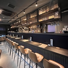 当店は白と黒を基調にしたシックな店内で、ゆったりとした落ち着いた雰囲気が漂っています。カウンター席は10席完備しており、お仕事帰りのサク飲みやデート、お買い物後のお食事にもぴったりです。ぜひ、当店オリジナルのカクテルを楽しみながら、心温まるひとときをお過ごしください！