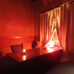 間接照明に照らされる広々ソファ席は、友達とのおしゃべりや女子会・合コンにぴったり！ゆったり座れるお洒落な空間で、時間を忘れてくつろぐことが可能です。女子会や合コンなど様々なシーン対応可能です。