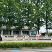 お店の向かい側に駐車場が10台駐車できます。