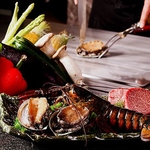 【人気の活あわび】目の前で殻をはずし焼き上げ、肝とバターの特製ソースで仕上げる自慢の逸品