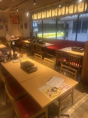 【テーブル席】窓一面が壁になったソファー席♪特別な夜の時間を演出します♪【4名様用×3席】総席数72席・貸切最大72名様まで・個室最大40名様まで！お客様の人数に合わせ、ご案内いたします！お席の詳細は、お気軽にお問い合わせください♪※写真は一例です