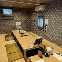 足を伸ばして座ることができるお座敷席