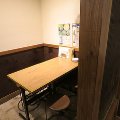 流行りのネオ大衆を訪仏とさせるネオン看板とは裏腹に、昭和の雰囲気漂う店内で落ち着いてご飲食できます。