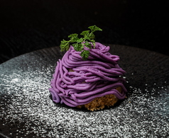 紅芋モンブランアイス、ライバルは濃いしてる。