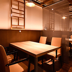 店内には4名様まで座れるテーブルなど、テーブル席を全30席ご用意しています。友人とのお食事や仕事終わりに同僚と飲みなど、気軽にお立ち寄りいただけます◎