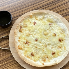 3種チーズのハニーピザ