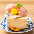 【喧騒を忘れる大衆酒場♪】都会の忙しさを忘れさせてくれる心地よい店内で、絶品の居酒屋メニューを豊富にご用意しております！各種ご宴会に嬉しい「2時間飲み放題付きコース」もございます★お仕事帰りのサク飲みから仲間内での本格的な飲み会まで、美味しい料理とお酒で賑やかな夜をお楽しみください◎