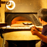 【イタリア直輸入の薪窯】ガスや電気を使わず、薪を燃やした熱のみで焼き上げます。