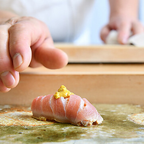 新潟・佐渡で人気を博す鮨処が銀座に初出店。伝統と遊び心が融合する本格江戸前鮨！