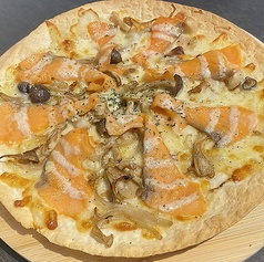 サーモンとアスパラガスのシーザーピザ