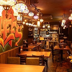 異国情緒あふれる店内。キッチンからスパイス香る店内で、お酒も会話も進むこと間違いなし。30～40名様で、着席での貸切利用も可能です。（※最低保証料金を設けさせていただく場合があります。）