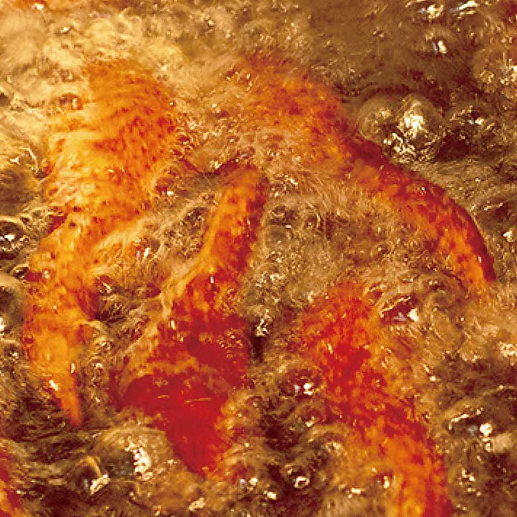 ただ揚げただけでは独特の風味や香ばしさは出にくい。手羽いちずは、「揚げ」にもこだわっています。