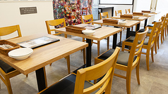 【テーブル席2名席×12席】お席のレイアウトは人数に合わせて変更できますので、お気軽にお申し付けください。広々とした店内で、押し食事と会話をお楽しみ下さい♪女子会・宴会にぴったりです。