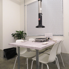 白を基調としたシンプルなお席です。落ち着いた空間の中で、食事やお酒が楽しめます。照明は柔らかく、リラックスした時間を過ごすのに最適です。