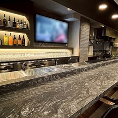 ゆったりモニターでスポーツ観戦しながらお酒を飲む幸せ♪休憩時にはダーツでも♪地域最大級のキャパを誇る広々店内は テーブルレイアウトも自由！吉祥寺駅から徒歩3分の好立地で幹事様も安心♪忘年会、新年会、歓迎会、送別会など各種宴会にご利用頂けます♪お得な飲み放題付きコースや、貸切減的コースもご用意！