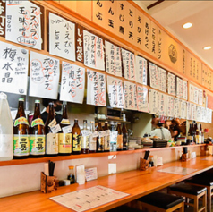 店内には、お一人様でも気軽にご利用いただけるカウンターを6席ご用意しております◎目の前で調理が行われるライブ感を楽しめる特等席です♪お仕事帰りのサク飯や、一人でゆっくりと美味しいお酒とうどんを楽しみたい時にぴったり。周囲を気にせず、自分のペースでリラックスした時間をお過ごしいただけます◎