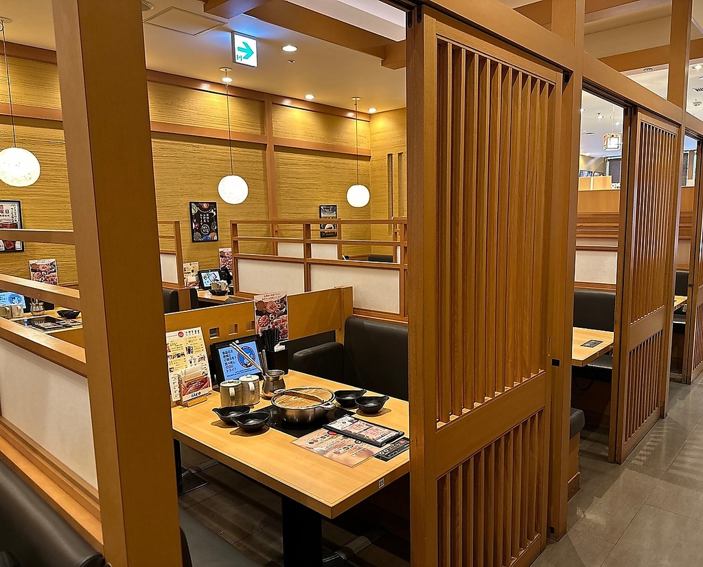 ファミリーや会社帰りの会食などに人気の半個室！仕切りを外せば最大８名様迄お座りになれます♪