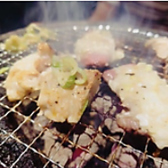 【新鮮なお肉が目の前で焼かれる様子は、食欲を刺激!まさに絶景♪】こだわりの炭火でじっくりと焼き上げることで、お肉本来の旨味を引き出しております!ジュージューとした音と、お肉が焼ける香ばしい香りが期待感を煽ります◎視覚と嗅覚の両方から楽しめる本格的な炭火焼きをぜひ。