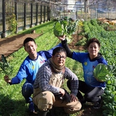 【ナガシマ農園】 「野菜のジグソーパズル」と自ら表現する120品目の野菜や加工品を、たった1.2ヘクタールの棚田で作っています。土壌づくりから始まる味の濃い野菜を一口食べれば、彼のポリシーでもあり生き方でもある「食べたい野菜を作る」を感じることができるはずです。 