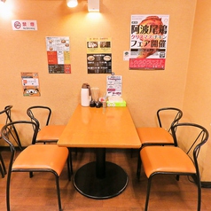 広々としたテーブル席は、仕事仲間とのサク飯に！徳島駅のすぐ近くなので会社帰りにも立ち寄りやすいのが◎