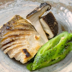 出雲椎茸とカマスの焼き物の写真