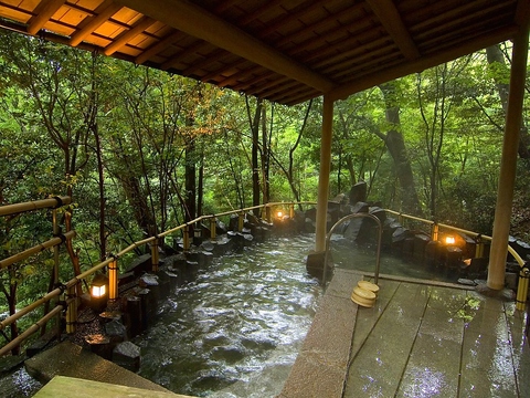 大浴場露天風呂も愉しめる。緑の自然に包まれて贅沢なひと時をおたのしみください。