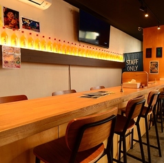 最大16名様までお座りいただける広々としたテーブル席です。各テーブルの間には仕切り板を設置しており、隣のお席をあまり気にすることなく、グループでの会話やお酒をお楽しみいただけます。合コンや打ち上げ、各種飲み会など、ワイワイ盛り上がるシーンにぴったりのお席です！お早めにご予約ください♪