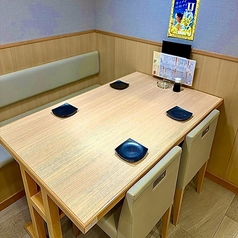 大人数でも移動しやすいように店内入り口付近かつ席も大き目な設計とさせていただきました。白基調の店内も相まって和の雰囲気を味わいつつ、お酒やお食事を是非お楽しみください。