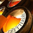 店内では、ウイスキーが樽の中で熟成していく様子が分かります。